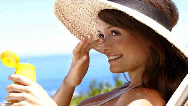 биоармирование лица: нанесение солнцезащитного крема на лицо